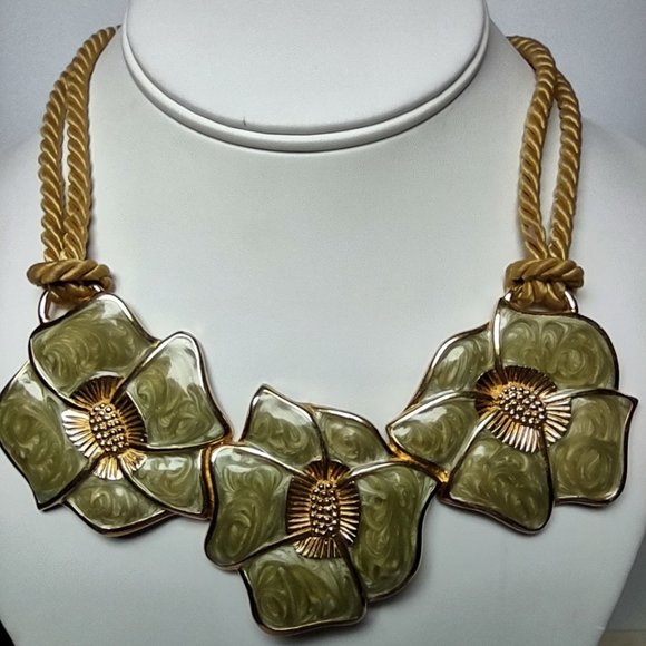 Monet Jewelry - Monet Vintage 1984 Garland Collection 17"